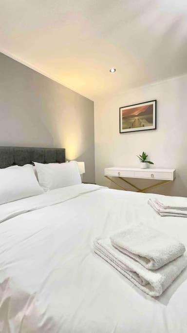 A Beautiful Stylish 2 Bedroom Apartment -City Of Londra Esterno foto