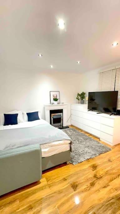 A Beautiful Stylish 2 Bedroom Apartment -City Of Londra Esterno foto