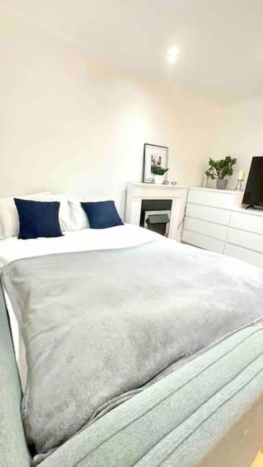 A Beautiful Stylish 2 Bedroom Apartment -City Of Londra Esterno foto