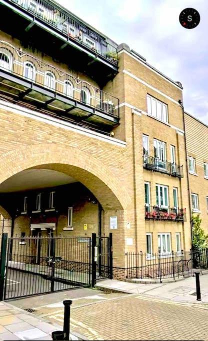 A Beautiful Stylish 2 Bedroom Apartment -City Of Londra Esterno foto