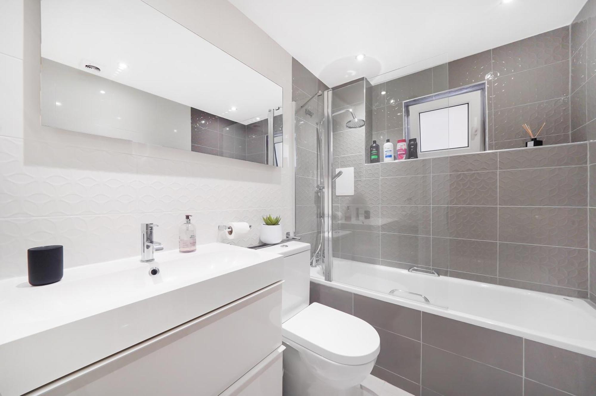 A Beautiful Stylish 2 Bedroom Apartment -City Of Londra Esterno foto